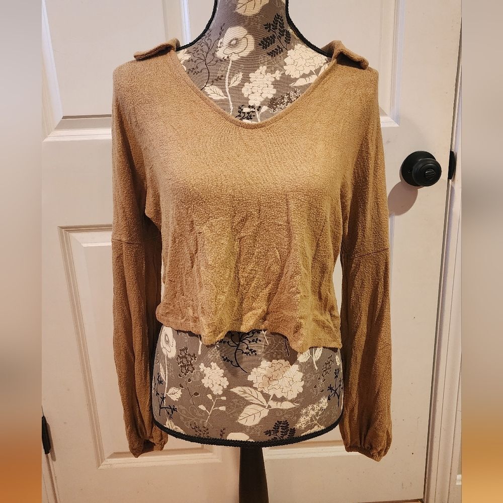 Sadie & Sage stretchy tan long sleeve cropped top M Has Wash Wear